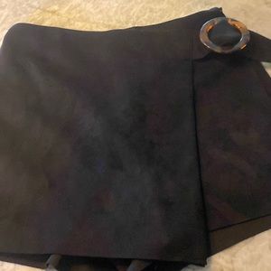 Looks like a skirt, but indeed it’s shorts under! Love a great winter skirt.